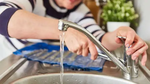 Kobieta naprawia samodzielnie zepsuty kran