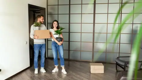 Młoda para wprowadza się do nowego mieszkania